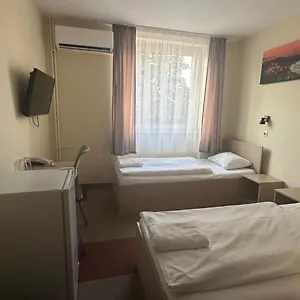 Free Parking, Free Breakfast, Only 15 Minutes To Center Bed & Breakfast Boedapest